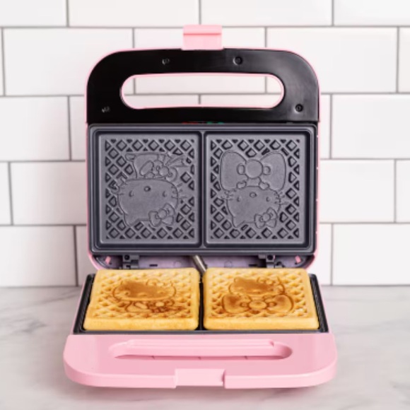 *NEW* Hello Kitty Pink Waffle Maker - Picture 2 of 6